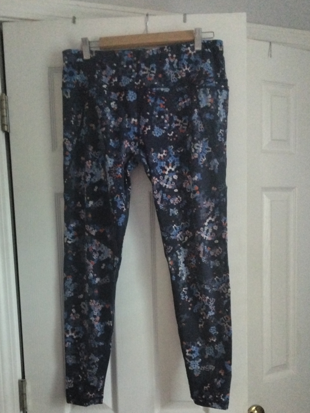 Sweaty Betty Floral Jeggings in Navy Blue Multi